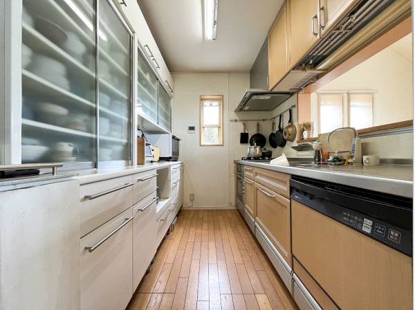 食器棚を置いてもゆとりのあるカウンターキッチン