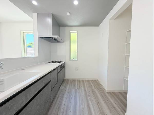 スタイリッシュな広々キッチン、背面には大容量のパントリー収納