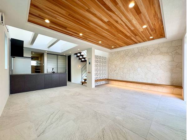 白いタイル敷きのLDKは20帖超！