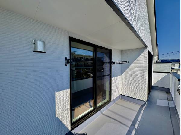 ベランダの洗濯物干しの上には屋根があるので、安心です。