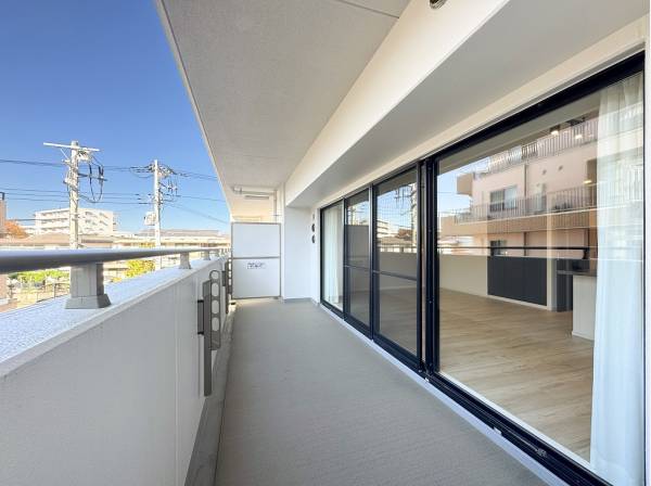 南西に広く面したワイドバルコニーは大きな寝具ものびのび干せそう♪