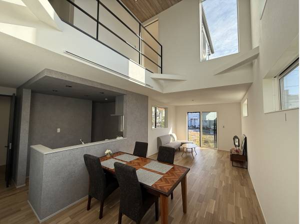 勾配天井で開放的なリビングルーム