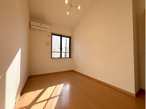 勾配天井が生むゆったりとした居室の広がり