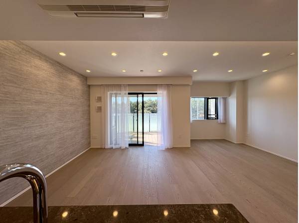 照明が部屋の美しさを引き立て、落ち着きのある心地よい空間を演出します。