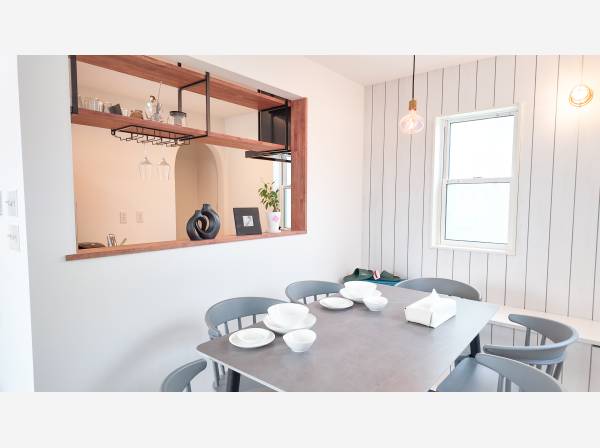 キッチン越しの会話が弾む、開放感のあるダイニング