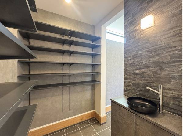 お部屋へ上がる前に手を洗えるシックなデザインのウェルカムシンクを完備