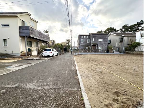 ゆったりとした前面道路が魅力的です。