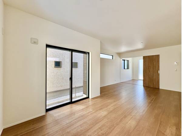 陽光差しこむ明るいLDKです