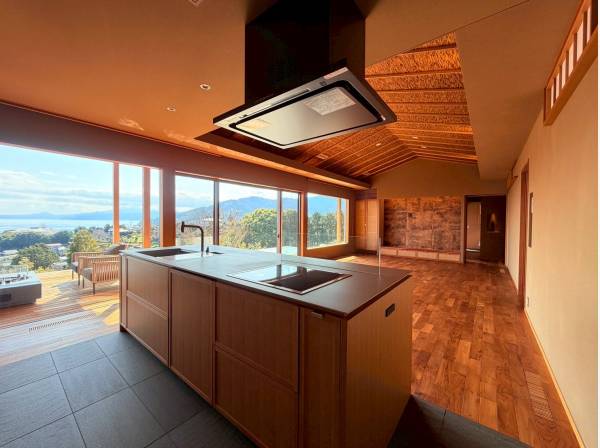 家事動線に優れたアイランド型キッチン、お料理中も海を満喫