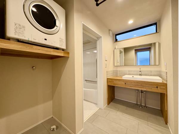 造作の洗面台が目を引く水回り