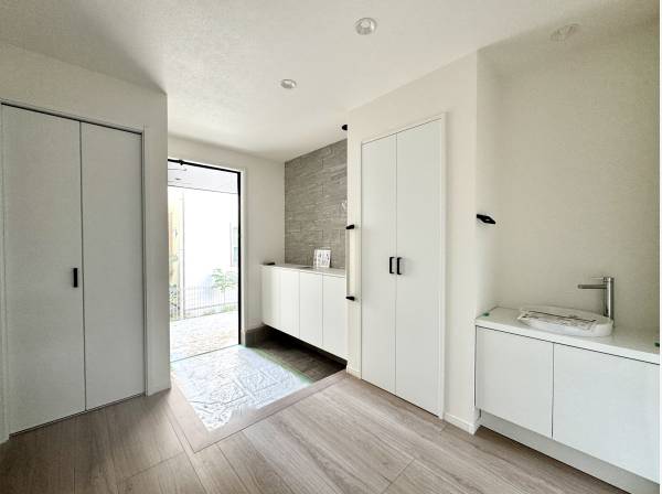 広々とした玄関ホールには手洗いも完備