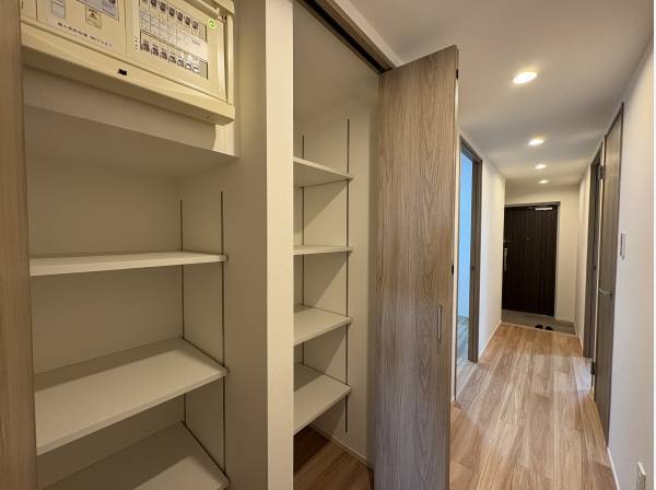廊下に使い勝手のいい収納があります