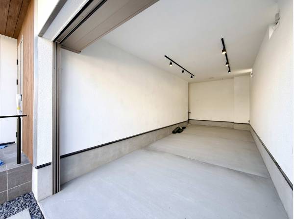 幅：約2,6ｍ、高さ：約2,4ｍ、奥行き：約7,3ｍ、大型車もOKです