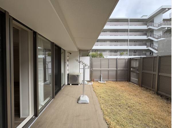 大きな専用庭には屋根がありますので、雨が降っても安心です。
