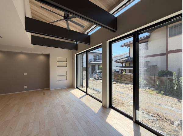 大きな窓からお庭を眺められるお住まい