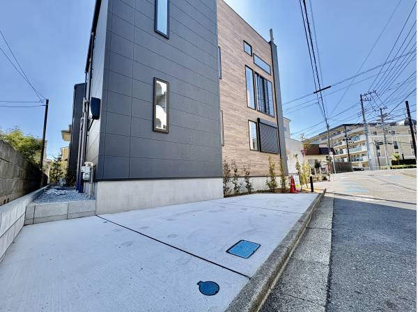 大道路沿いにも駐車場があるので、便利ですよ。