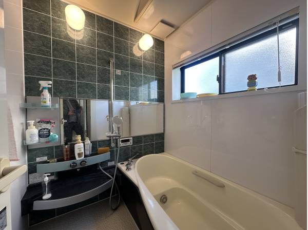 明るいバスルーム