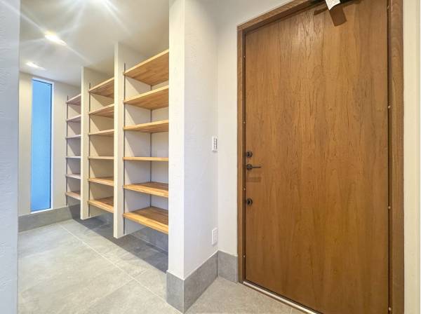 奥行きたっぷりのSICからバスサニタリールームへと回遊できる快適な動線が魅力的