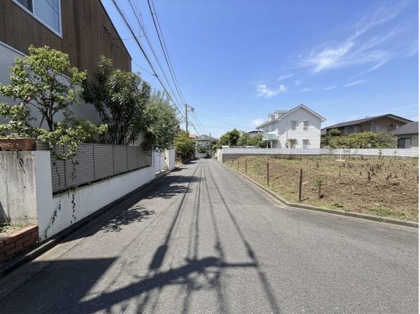 交通量が少なく静かで歩道も整った、安全で快適な前面道路環境