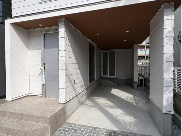 外壁はスタイリッシュなガルバリウムを採用したビルトインガレージ