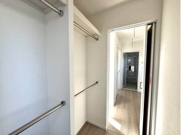 ランドリールームからつながるファミリークローク