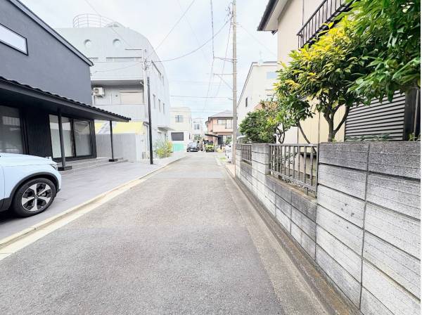 前面道路も4mの幅があるため車も楽々通れます