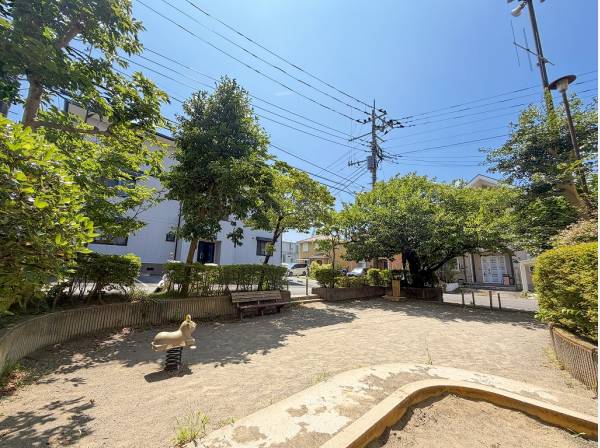 マンション隣接した梶原やまめ公園