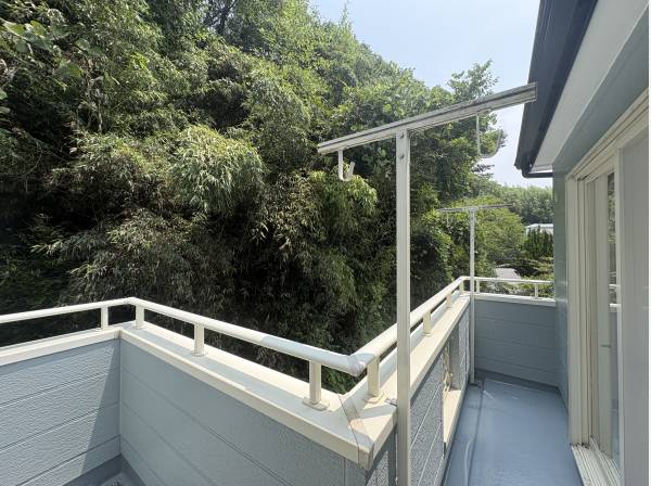 バルコニーからは森が見えます。鎌倉広町緑地です。