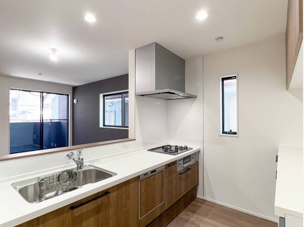 カップボードが備わったキッチンは作業スぺースも広々