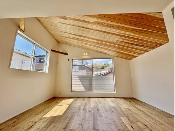 天井勾配なので開放感があります！