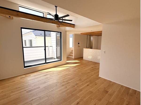 シーリングファンが空間のアクセントになり洗練された雰囲気を醸し出します