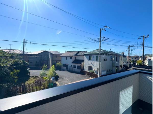 バルコニーから望む開放的な街並み