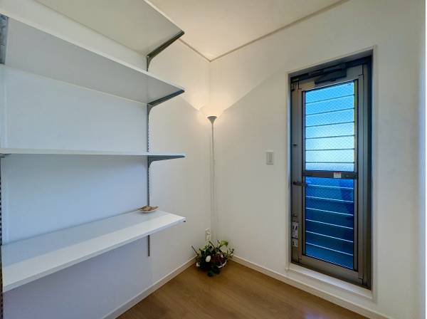 キッチン裏手にはパントリースペース