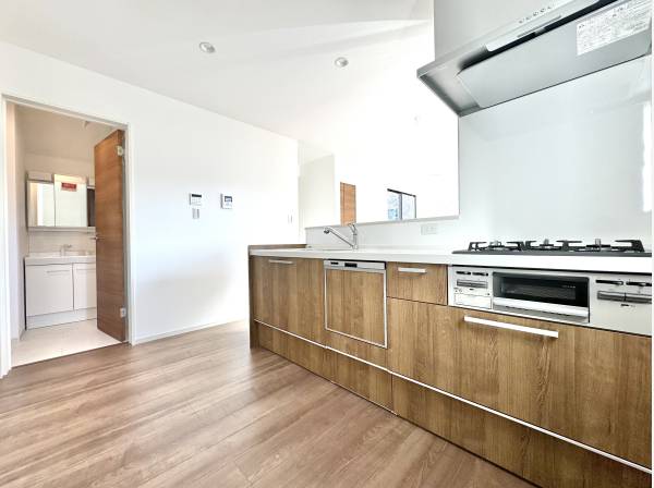 木目が美しいキッチン。会話が弾む、使いやすい対面式。