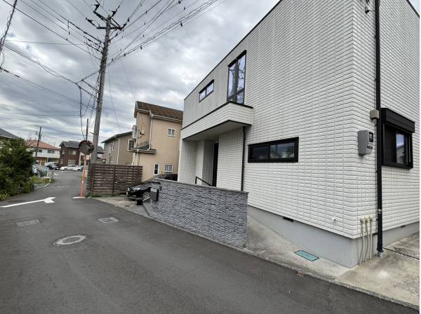 前面道路もとっても広々としております