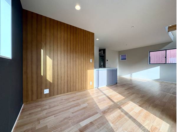 陽当たり良好で木の温もりを感じるLDK