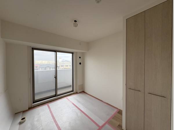 ５帖の洋室北側バルコニーに出入りできます