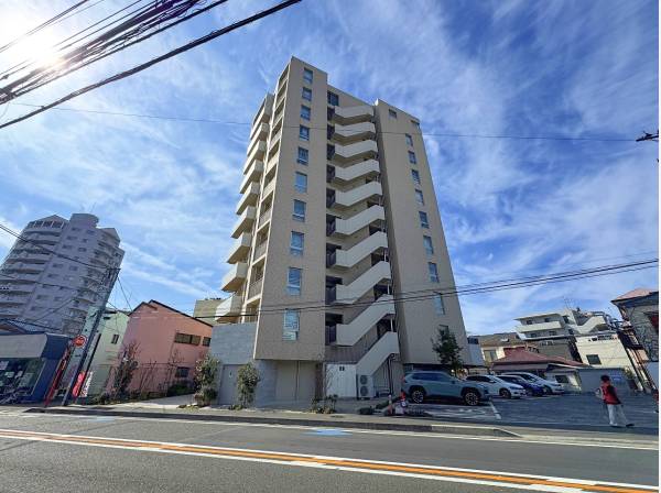 周囲にあまり高い建物が無いので目を惹きますね。