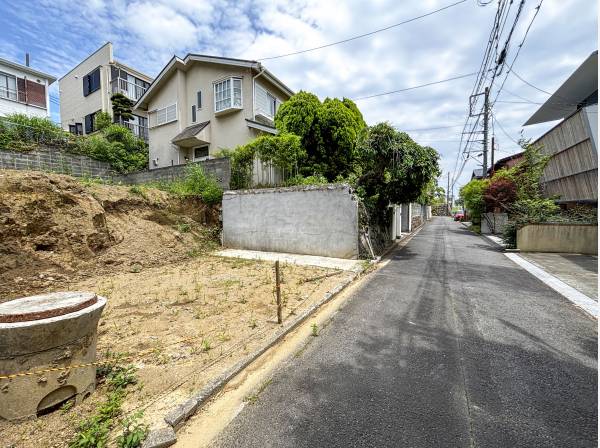 車通りも少なく静かな現地。南道路に面した土地にはとても明るいです