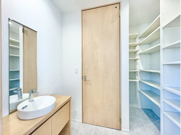 洗面室には、造作の洗面台、ファミリークロークとしても使える大きな収納を配置。