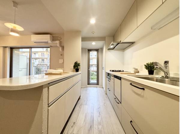 前にも後ろにも収納スペースがあります。