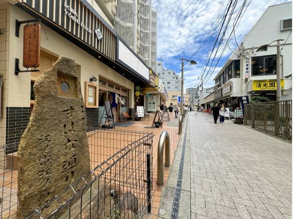 飲食店から老舗和菓子屋まで軒を連ねる＜すばな通り＞沿い