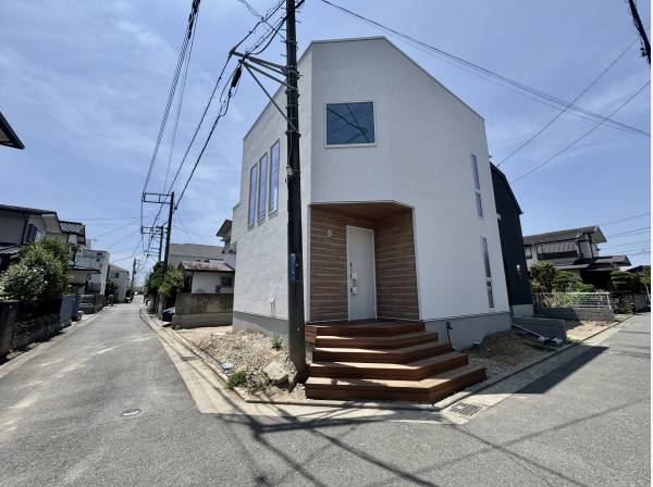 角地に佇む白亜のリゾートハウス