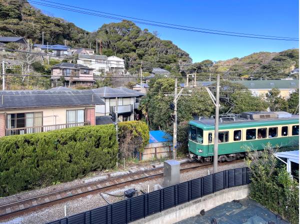 江ノ電がコトコト走る風景も絵になります（やぐらからの眺望）