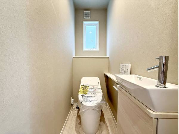 トイレもタンクレスタイプ、タンクありタイプの２種を採用しています