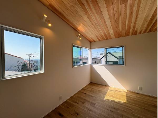 無垢板の天井の木の温もりに包まれます