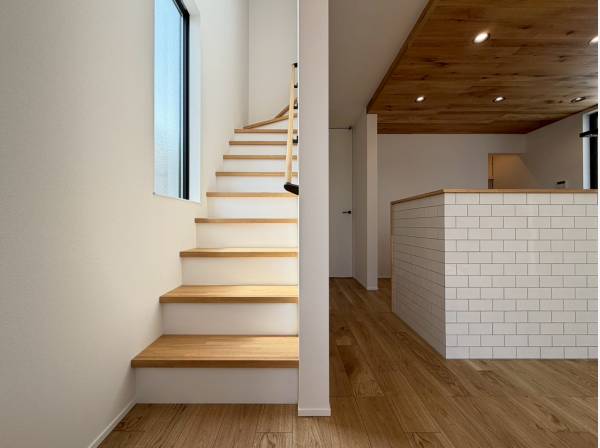 キッチン横にはルーフバルコニーへ上がる固定階段