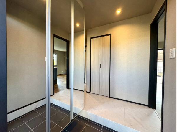 収納たっぷりの玄関スペース