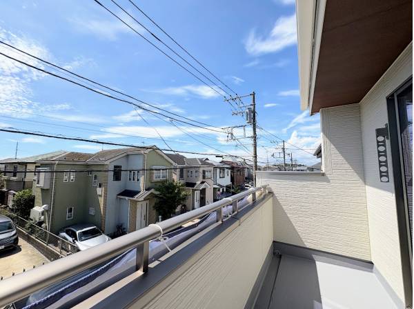 南向きのバルコニーには一日中、陽射しが差し込みます