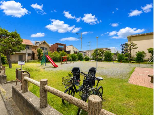 徒歩圏に公園も。子育て世代に嬉しい穏やかな住環境です。